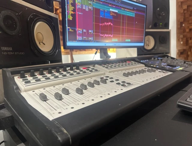 Behringer BCF2000 USB/MIDI Controller