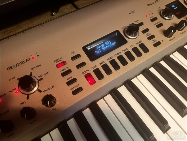 MINT- KORG KingKORG (1st Gen Champagne Gold)