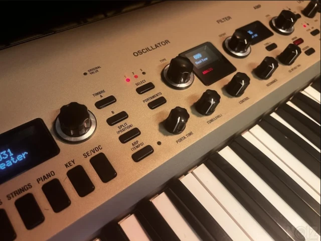 MINT- KORG KingKORG (1st Gen Champagne Gold)