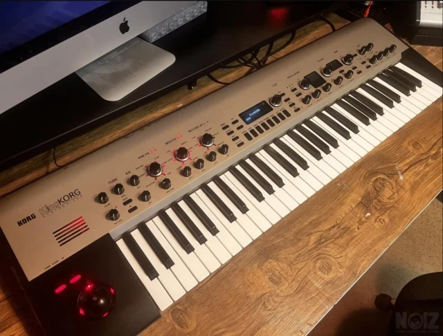 MINT- KORG KingKORG (1st Gen Champagne Gold)