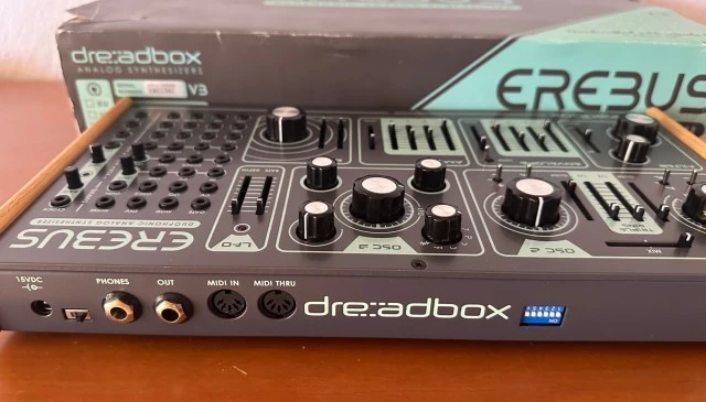 Αναλογικό διφωνικο semi-modular synthesizer 