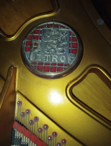 Piano Petrof 