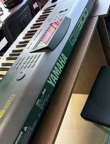 YAMAHA QS300
