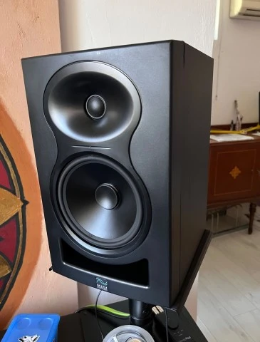 Kali Audio LP-6 and gravity stands