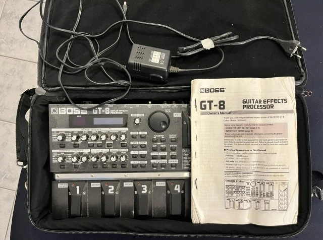 Boss GT-8 πολυεφέ πεταλιέρα σαν καινούργιο με τσάντα και αυθεντικό τροφοδοτικό