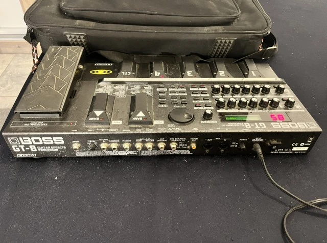 Boss GT-8 πολυεφέ πεταλιέρα σαν καινούργιο με τσάντα και αυθεντικό τροφοδοτικό