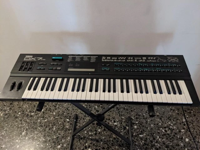 Yamaha DX7 (DX7IID) με σκληρή θήκη/hard 