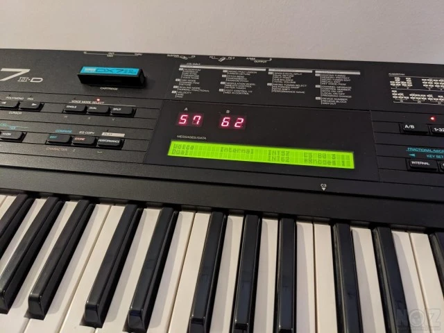Yamaha DX7 (DX7IID) με σκληρή θήκη/hard 