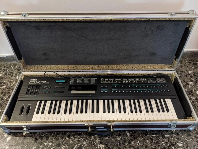 Yamaha DX7 (DX7IID) με σκληρή θήκη/hard 