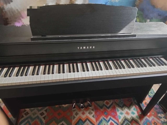 Yamaha CLP-645B - Black