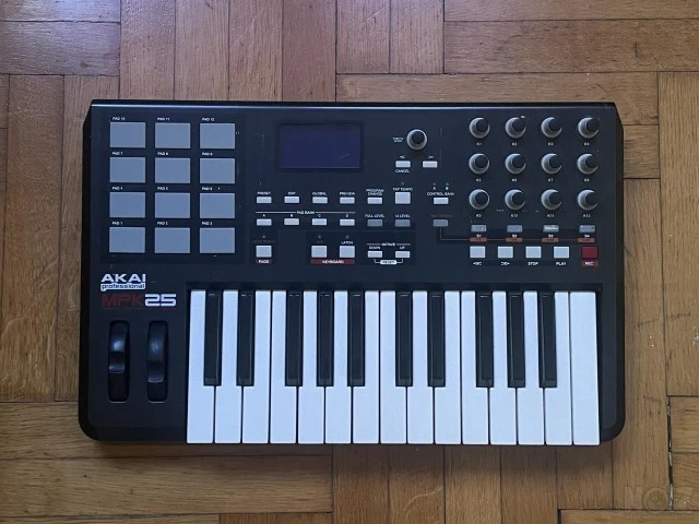 Akai MPK 25 Midi Keyboard Semi Weighted