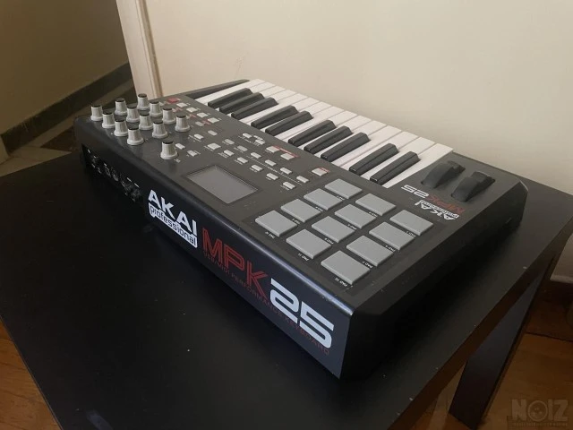 Akai MPK 25 Midi Keyboard Semi Weighted