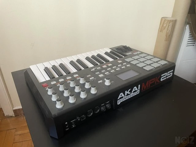 Akai MPK 25 Midi Keyboard Semi Weighted