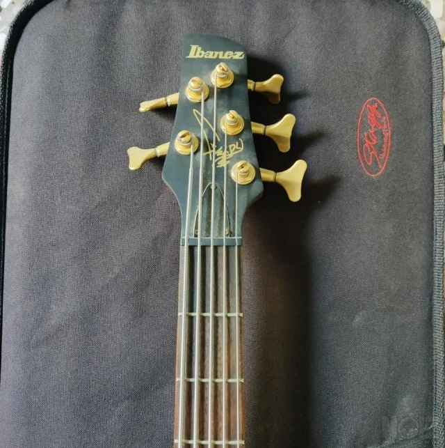 Ibanez K5 + σκληρή θήκη μεταφοράς