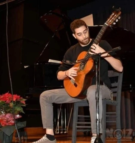 Πτυχιούχος Κιθαρίστας Παραδίδει Μαθήματα