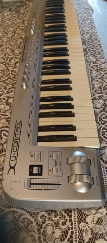 Behringer UMX61 USB/MIDI Controller