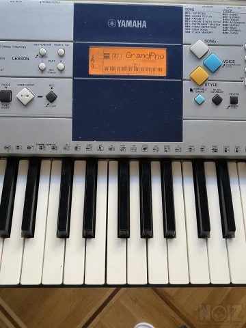 YAMAHA PSR-E323  Keyboard  61 Key Portab