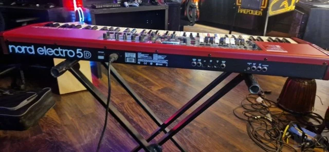 Nord electro 5d 73 με hard case