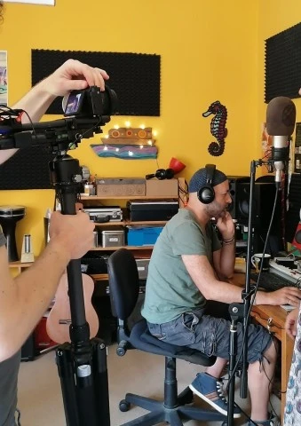 Ενορχήστρωσεις - μελοποιήσεις στίχων - mix - mastering 