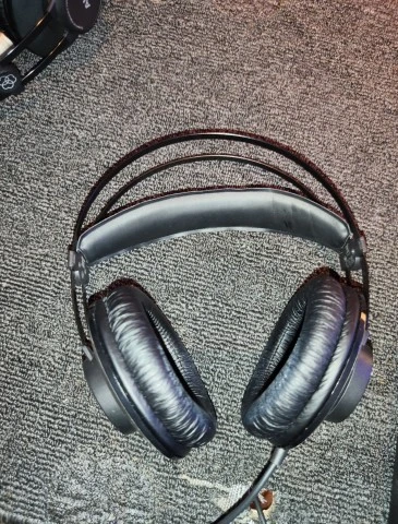 AKG K52