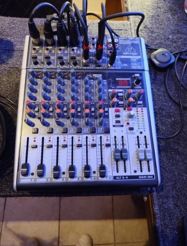 αναλογική κονσόλα μίξης ήχου Behringer Xenyx X1204USB 12 καναλιών, η οποία διαθέ