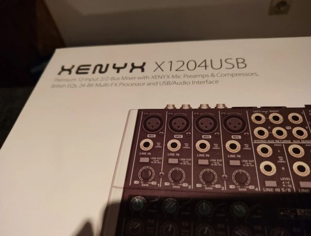 αναλογική κονσόλα μίξης ήχου Behringer Xenyx X1204USB 12 καναλιών, η οποία διαθέ