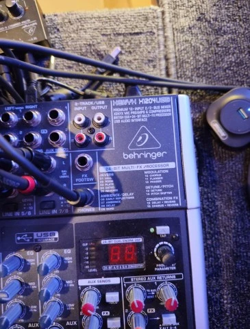 αναλογική κονσόλα μίξης ήχου Behringer Xenyx X1204USB 12 καναλιών, η οποία διαθέ