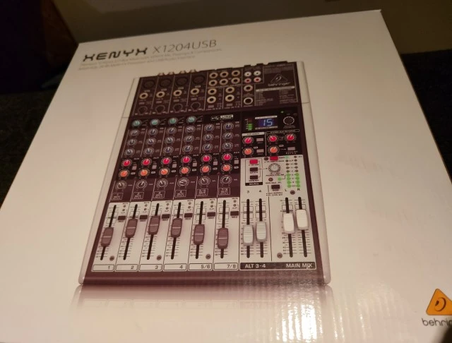 αναλογική κονσόλα μίξης ήχου Behringer Xenyx X1204USB 12 καναλιών, η οποία διαθέ