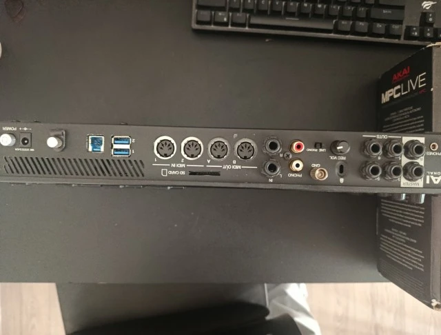 Akai MPC Live (+ κουτί + μπαταρία)