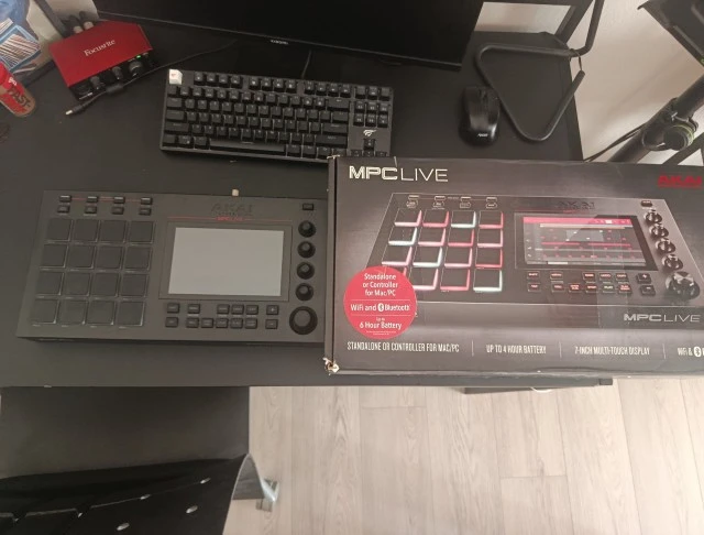 Akai MPC Live (+ κουτί + μπαταρία)