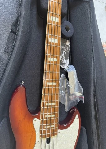 Sire Marcus Miller V8 5-TS