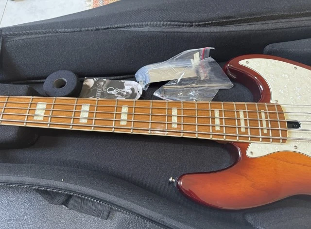 Sire Marcus Miller V8 5st sunburst