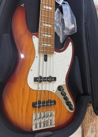 Sire Marcus Miller V8 5-TS