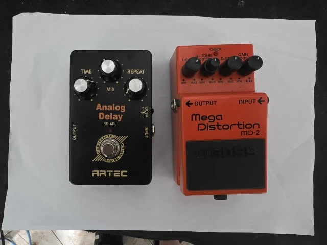 Boss MD-2 Mega Distortion και Artec Analog Delay
