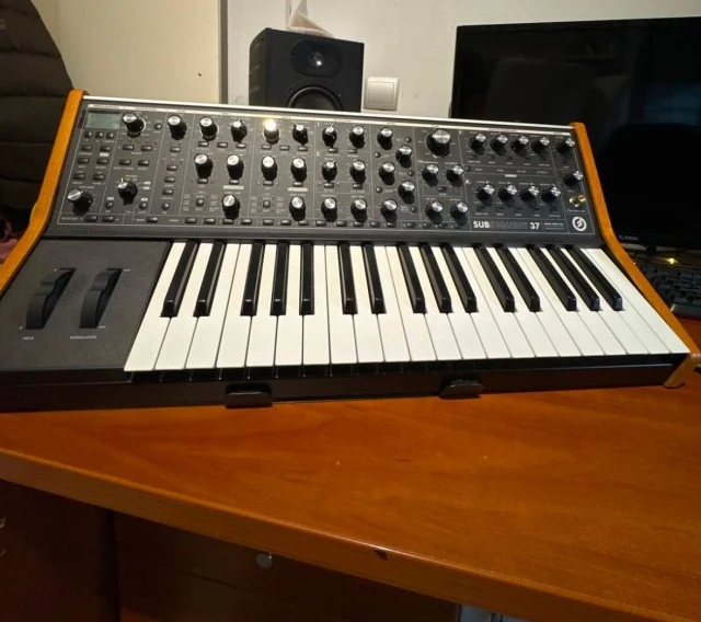 Moog Subsequent 37