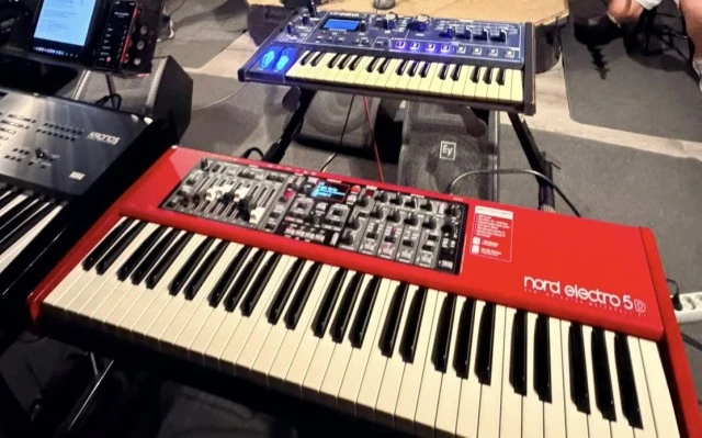 Αναζητάμε πληκτρά-synthesizer-μπλιμπλικά με pad ή machine