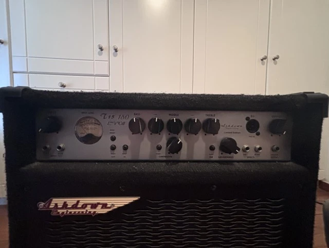 Ashdown T15-180 EVO II (Limited Edition Combo 180W)