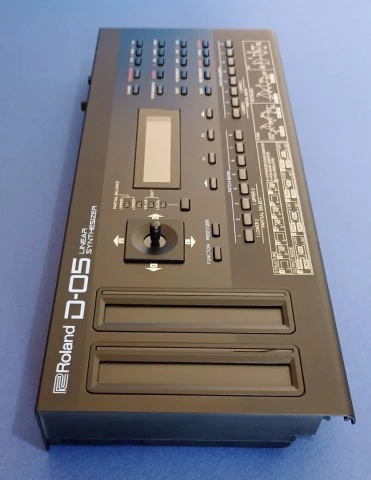 Roland D-05