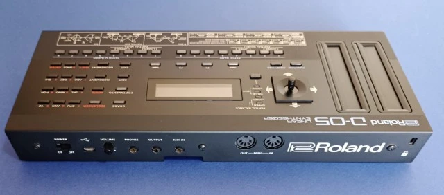 Roland D-05