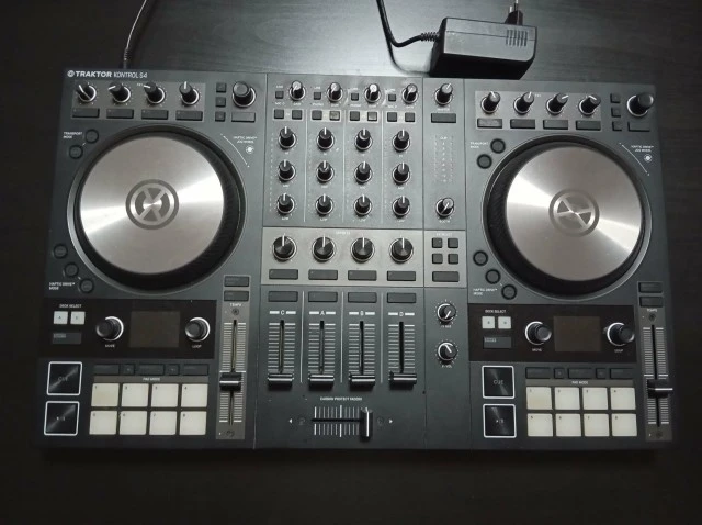 Native Instruments Traktor Kontrol S4 MK3