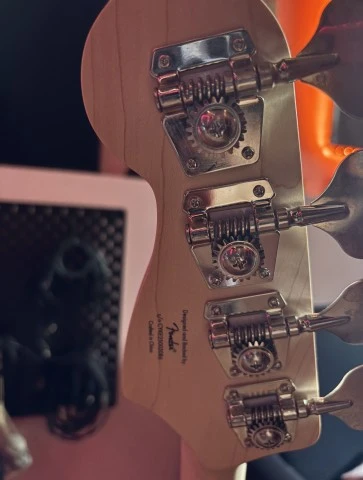 Squier jazz bass