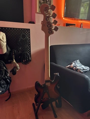 Squier jazz bass