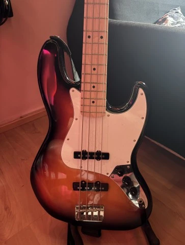 Squier jazz bass