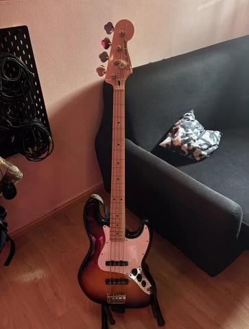 Squier jazz bass