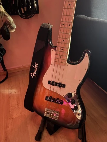 Squier jazz bass