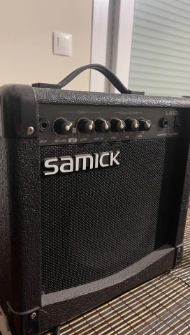Πωλείται ενισχυτής ηλεκτρικής κιθάρας Samick LA10 σε πολύ καλή κατάσταση. Διαθέτ