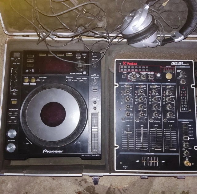 Pioneer / Vestax CDJ-850 + PMC-280 DJ Set