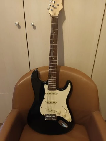 Ηλεκτρική κιθάρα Stagg SES-30 BK (Black, τύπου Stratocaster)Ενισχυτής μελέτης St