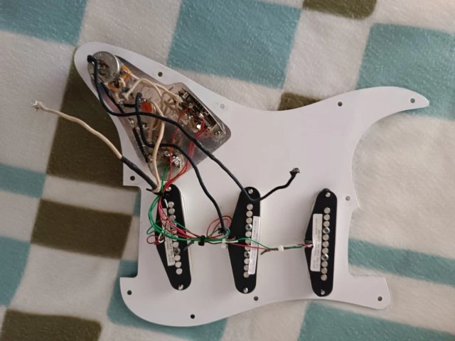 DiMarzio Area Set (Area 58 / Area 58 / Area 61) – Loaded Pickguard Stratocaster