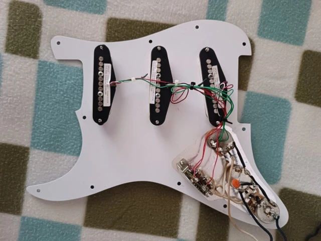 DiMarzio Area Set (Area 58 / Area 58 / Area 61) – Loaded Pickguard Stratocaster